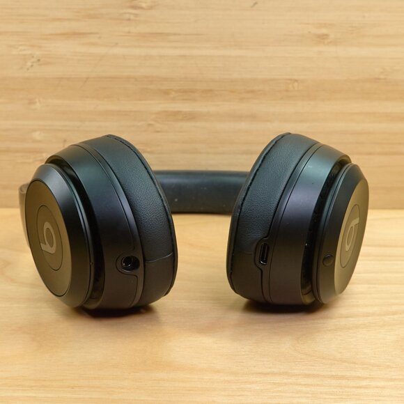 Beats Solo 4 Bluetooth Wireless On-Ear Headphones, with case - Picture 3 of 9